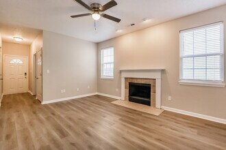 5586 Sweet River Dr, Unit 319 in Indianapolis, IN - Foto de edificio - Building Photo