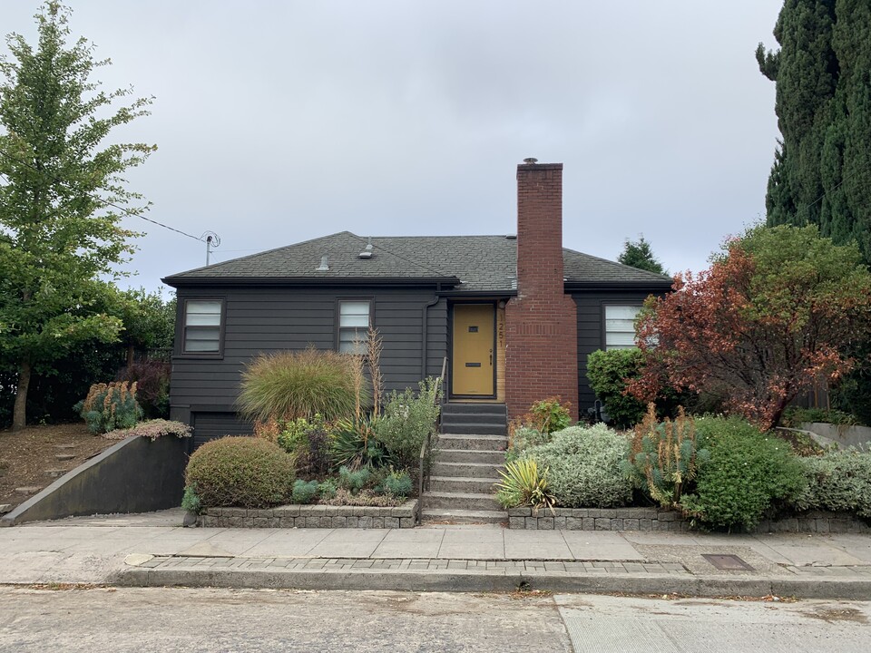 1251 SE 47th Ave in Portland, OR - Building Photo