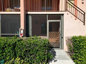 227 Lakeview Dr in Weston, FL - Building Photo - Building Photo