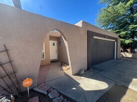 6332 Esther Ave NE in Albuquerque, NM - Building Photo