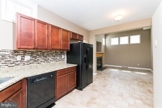 7452 Cedar Grove Ln in Elkridge, MD - Foto de edificio - Building Photo