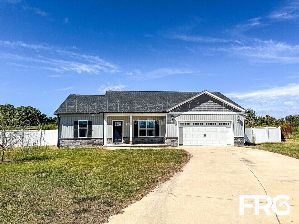 106 Lamb Ct in Pikeville, NC - Building Photo