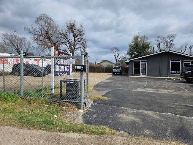 2116 Lockwood Dr in Houston, TX - Building Photo - Building Photo
