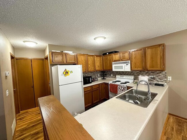 10954 Johnson St NE in Blaine, MN - Foto de edificio - Building Photo