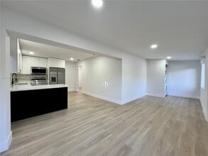 2475 NW 95th Terrace in Miami, FL - Building Photo - Building Photo