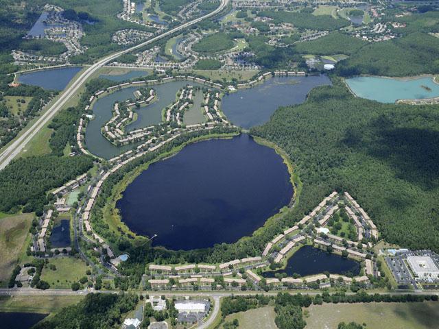 Lake Carlton Arms in Lutz, FL - Building Photo