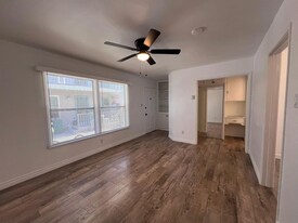 5279 E The Toledo in Long Beach, CA - Building Photo