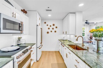 615 Dream Island Pl, Unit 201 in Longboat Key, FL - Building Photo - Building Photo