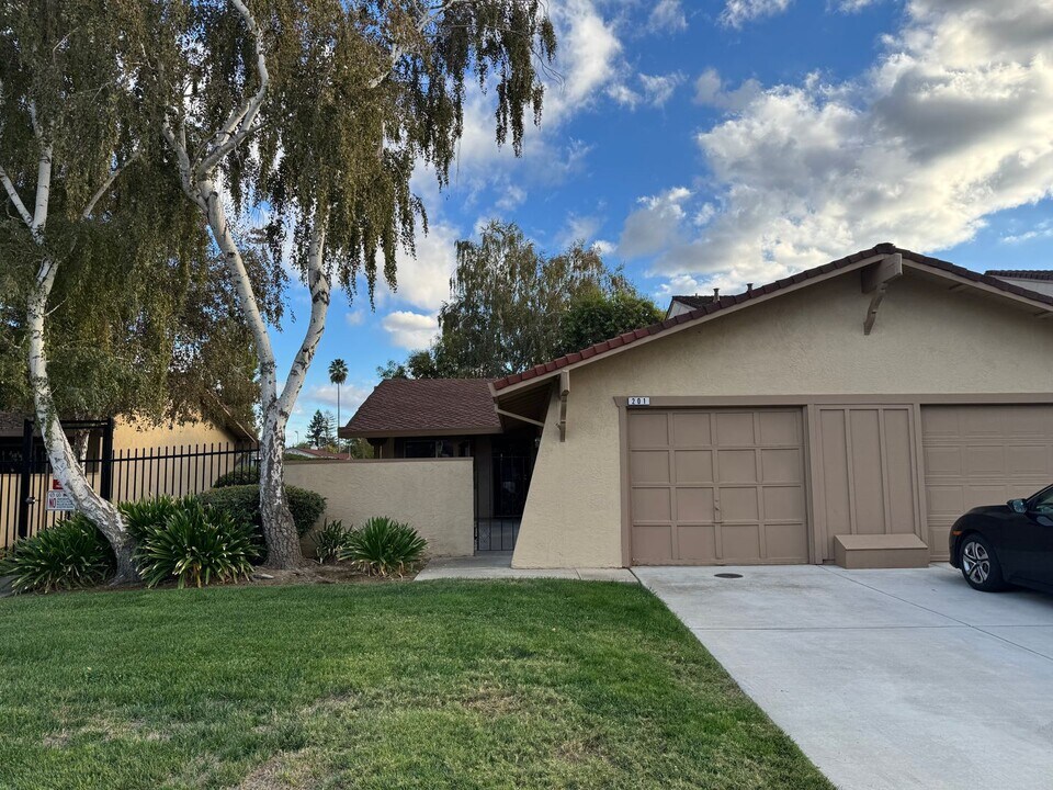 201 W El Dorado Dr in Woodland, CA - Building Photo