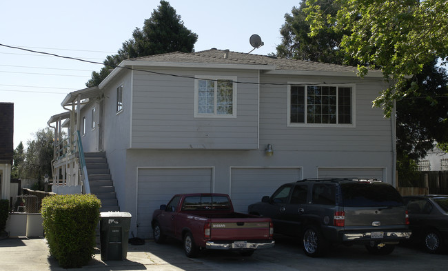 1385 Columbia St in Pittsburg, CA - Foto de edificio - Building Photo