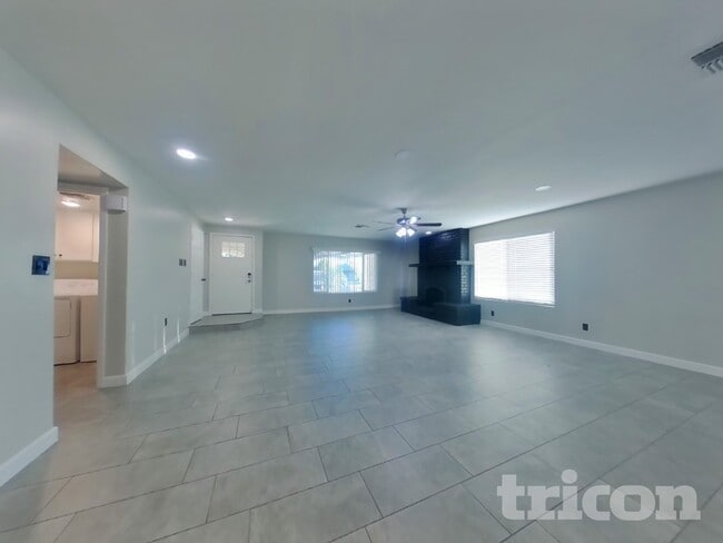 4007 E Apollo Rd in Phoenix, AZ - Building Photo - Building Photo