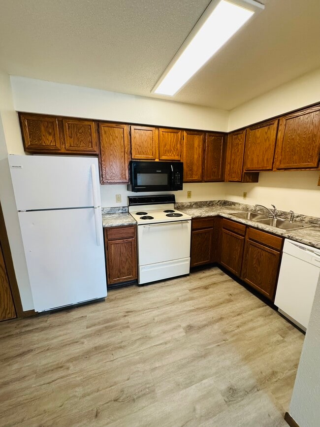 156 Westside Dr in Iowa City, IA - Building Photo - Building Photo