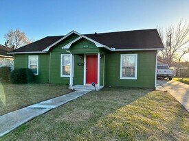 1813 California St in Baytown, TX - Building Photo