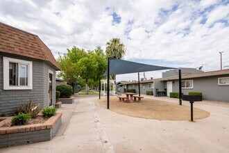 2402 W Devonshire Ave in Phoenix, AZ - Building Photo - Building Photo
