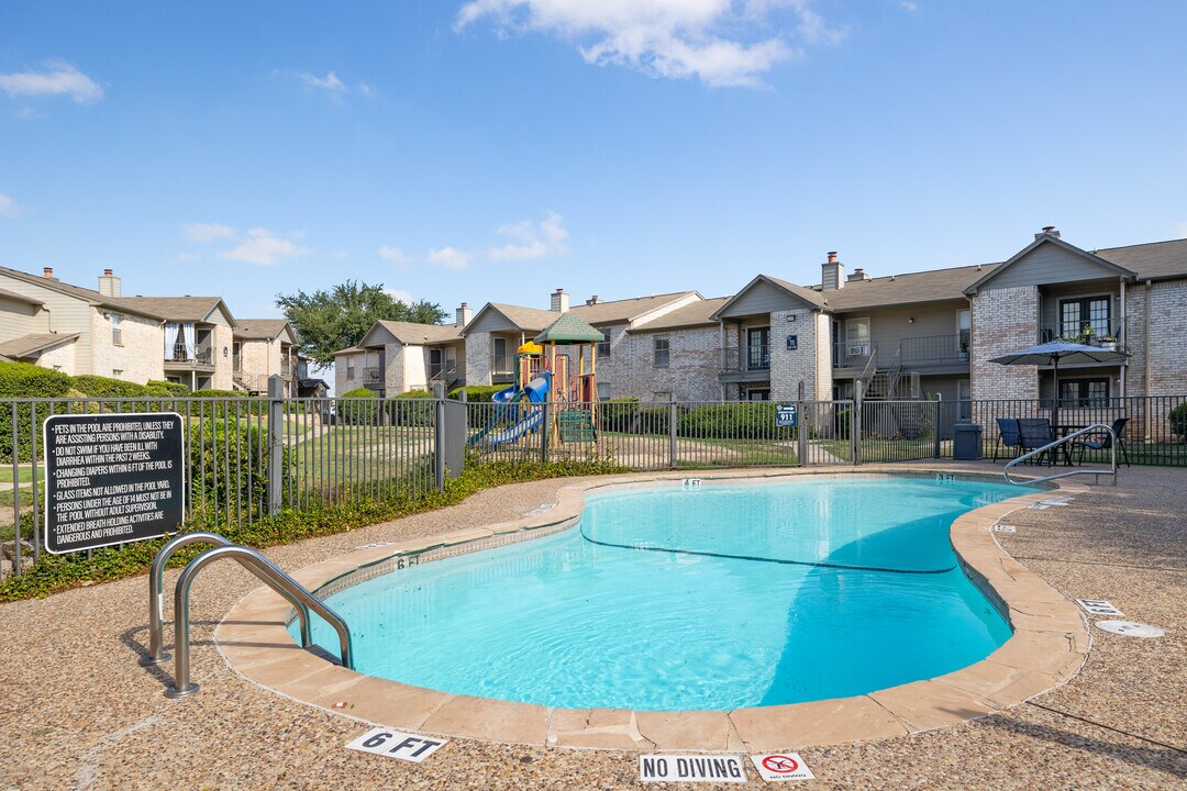 Peaks at Universal City in Universal City, TX - Building Photo