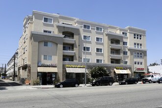 11551 Santa Monica Blvd in Los Angeles, CA - Building Photo - Building Photo