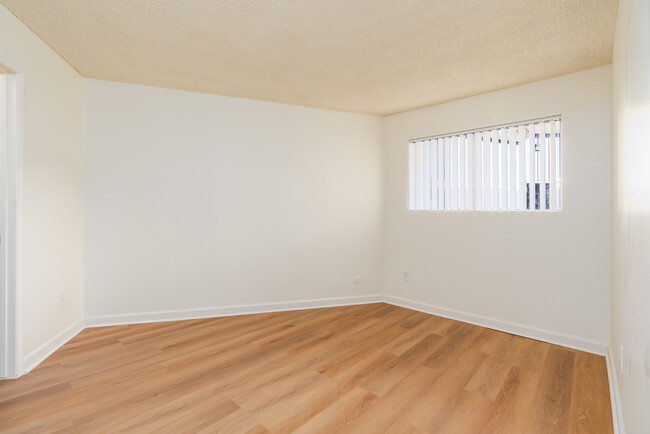 Mountain Shadows Apartments in Palmdale, CA - Foto de edificio - Interior Photo