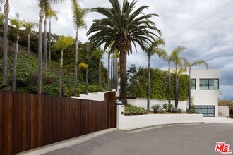 9405 Sierra Mar Pl in Los Angeles, CA - Building Photo - Building Photo