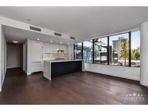 1588 Johnston Rd in White Rock, BC - Building Photo - Building Photo