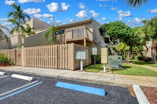 614 Executive Center Dr in West Palm Beach, FL - Building Photo