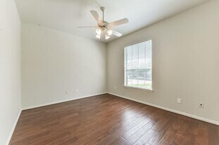 31 N Warbler Bend Cir in Spring, TX - Building Photo