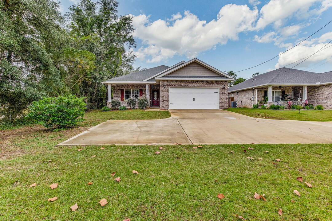 8543 Laredo St in Navarre, FL - Building Photo