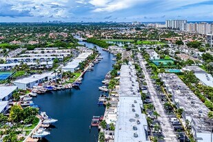 2500 Parkview Dr in Hallandale Beach, FL - Building Photo