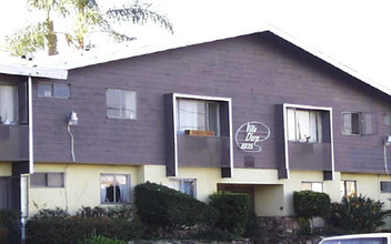 Martinique Apartments in Panorama City, CA - Foto de edificio - Building Photo