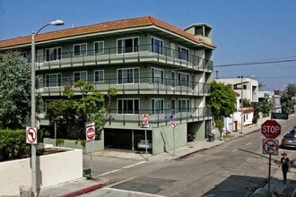 The Center Court Apartments in Venice, CA - Building Photo - Building Photo