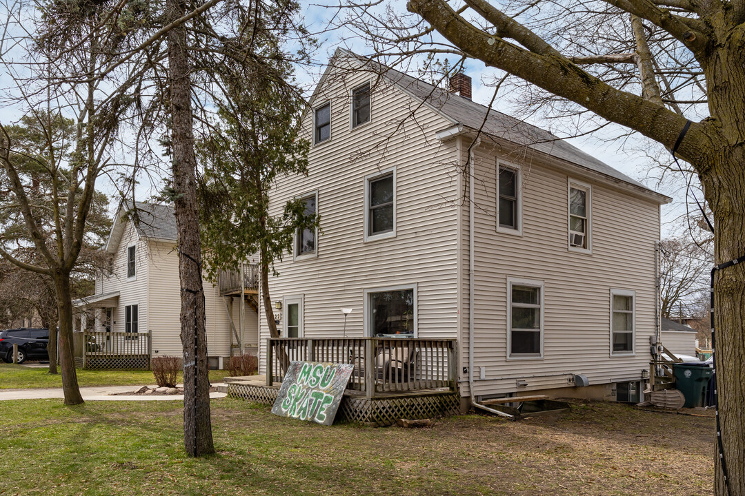 122 Woodmere Ave in East Lansing, MI - Foto de edificio