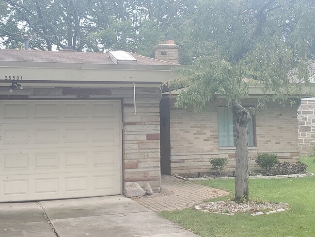 25501 Edgecliff Dr in Euclid, OH - Foto de edificio - Building Photo