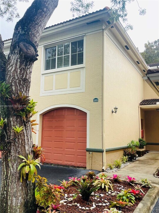 2445 Centergate Dr in Miramar, FL - Building Photo