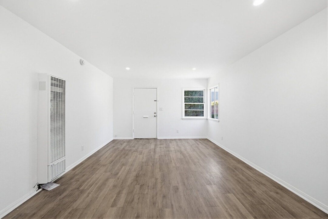 4264 W Broadway in Hawthorne, CA - Building Photo