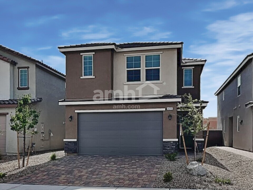 4689 Flaming Ridge Trail in Las Vegas, NV - Foto de edificio