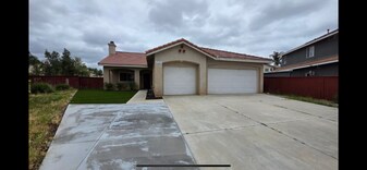 27185 White Ct in Romoland, CA - Building Photo