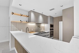 401 SE 10th St, Unit B207 in Dania Beach, FL - Building Photo - Building Photo