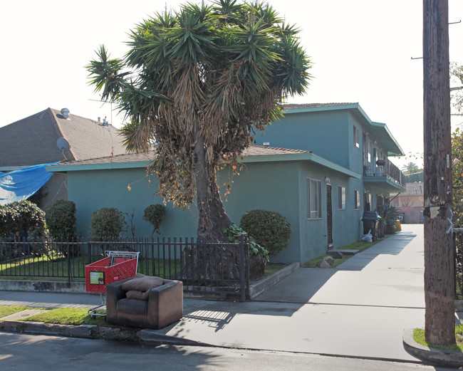 694 E 48th St in Los Angeles, CA - Building Photo - Building Photo