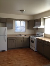 308 W Upright St, Unit 2 in Charlevoix, MI - Foto de edificio - Building Photo