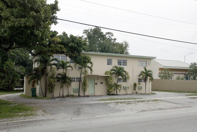 2711 NW 41st St in Miami, FL - Building Photo - Building Photo