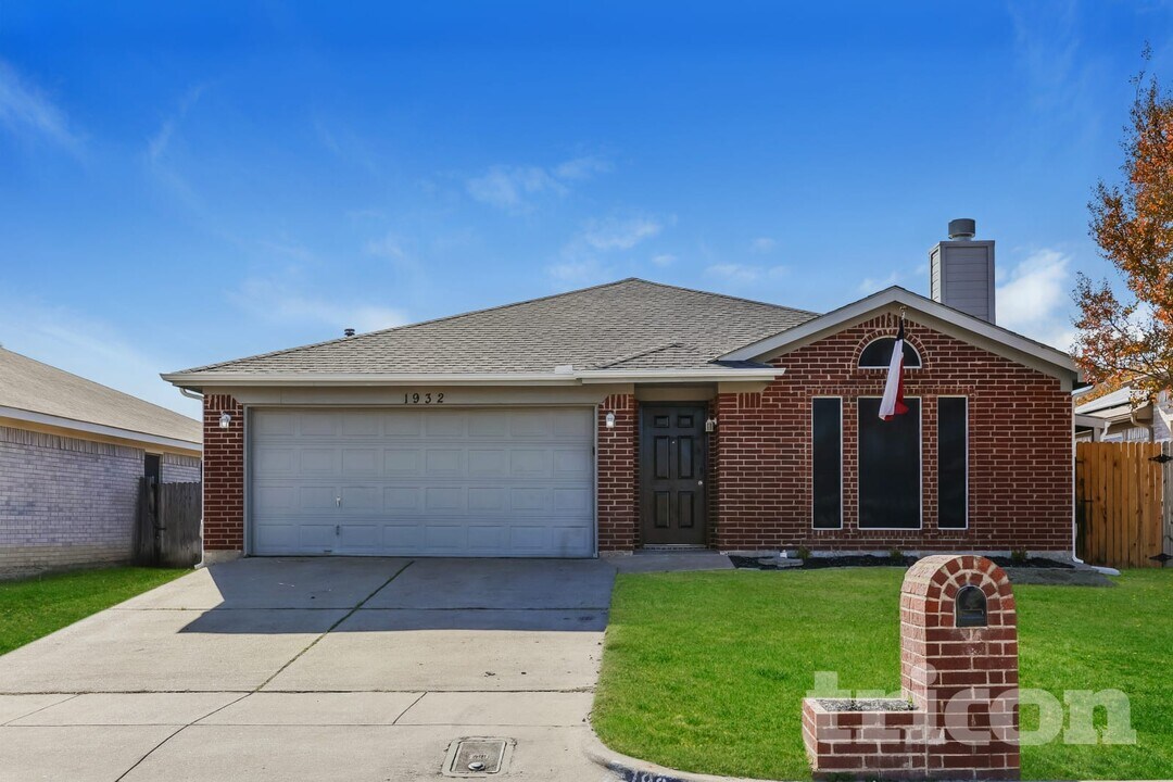 1932 Cedar Tree Dr in Fort Worth, TX - Building Photo