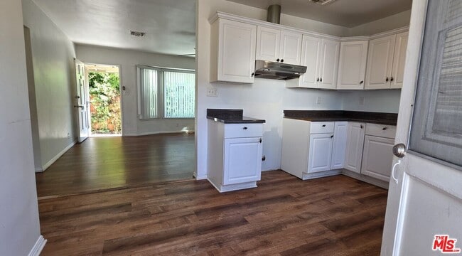 5444 Hermitage Ave in Los Angeles, CA - Building Photo - Building Photo