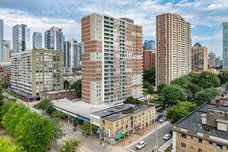 140 Carlton in Toronto, ON - Building Photo - Building Photo