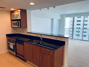 335 S Biscayne Blvd, Unit 2406 in Miami, FL - Building Photo - Building Photo