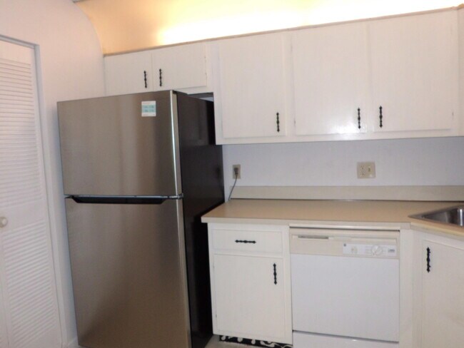121 Lake Pine Cir in Greenacres, FL - Building Photo - Building Photo