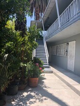 1422 N Serrano Ave in Los Angeles, CA - Foto de edificio - Building Photo
