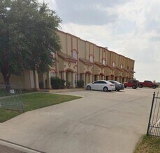 1020 Dicky Ln in Laredo, TX - Building Photo - Building Photo