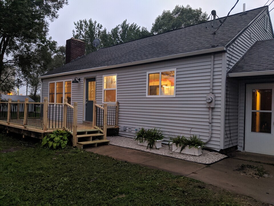 1213 1st Ave NE in Independence, IA - Building Photo