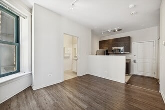 30 E Roosevelt Rd in Chicago, IL - Building Photo - Building Photo