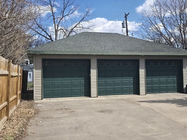 1011 Cottonwood St in Grand Forks, ND - Building Photo - Building Photo