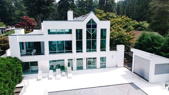 12410 Nyanza Rd SW in Tacoma, WA - Foto de edificio - Building Photo